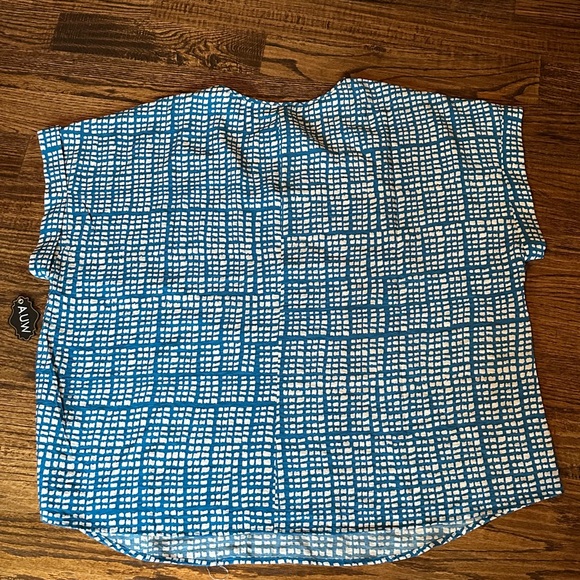 Cute top-New with tag! - Picture 2 of 4